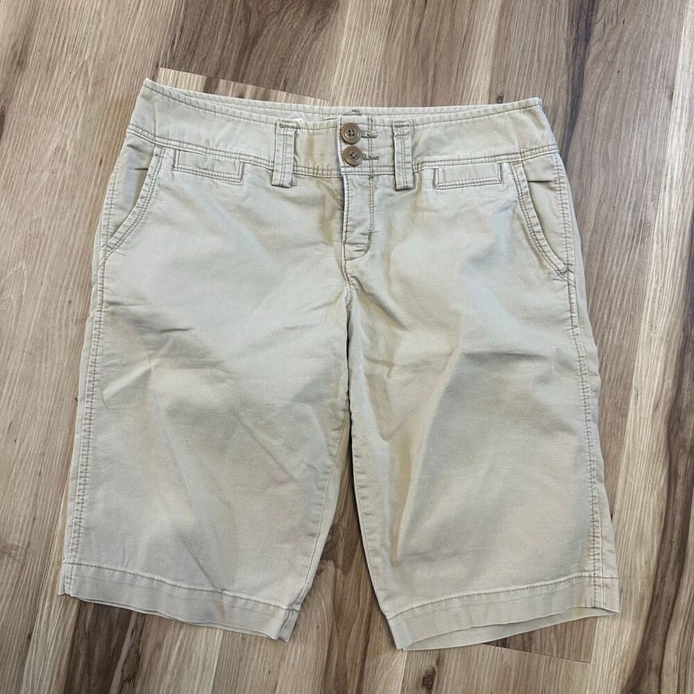 American Eagle tan flat front 10 Bermuda shorts
